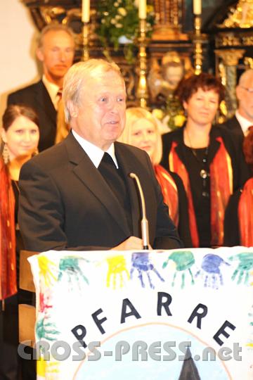 2012.10.06_21.01.11_01.jpg - Dechant Johann Zarl lobte in seine Ansprache die Aktivitäten der Pfarre.