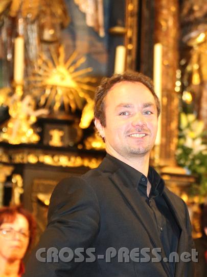 2012.10.06_21.04.48.jpg - Große Freude nach dem Konzert bei Chorleiter Christian Schmidbauer.