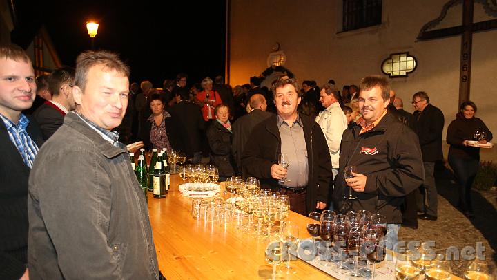 2012.10.06_21.18.38.jpg - Das große Jubiläum wurde nach dem Konzert vor der Kirche gefeiert.