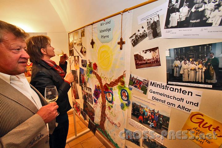 2012.10.06_21.24.26.jpg - Nach dem Konzert wurde vor der Kirche guter Klosterwein ausgeschenkt und die Ausstellung über die Geschichte der Pfarre im Pfarrhaus besichtigt.