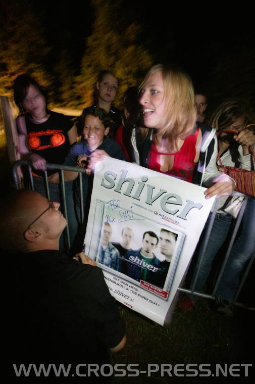 05.06.18_521 Shiver Autogrammstunde. Fans wollen Unterschrifte auf alles: Plakatte, Handies, H�nde, ...