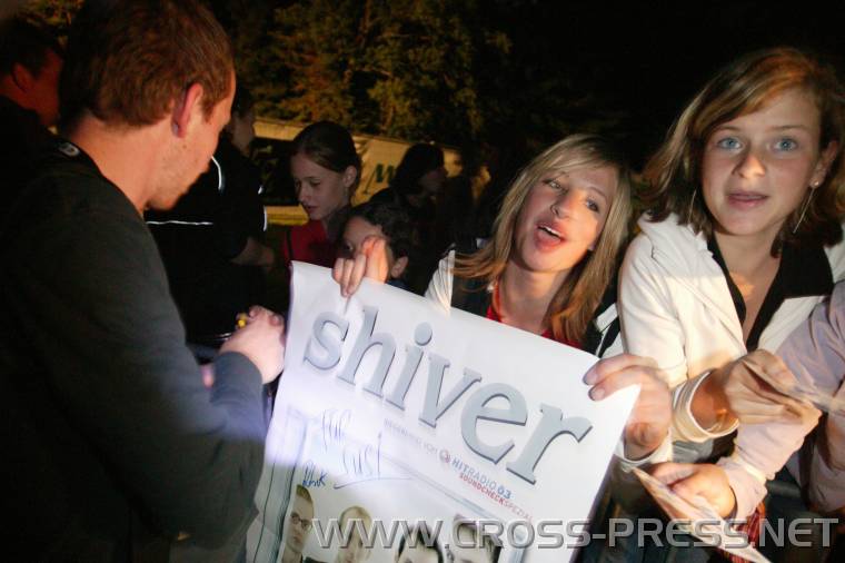 05.06.18_522 Shiver Autogrammstunde. Fans wollen Unterschrifte auf alles: Plakatte, Handies, H�nde, ...