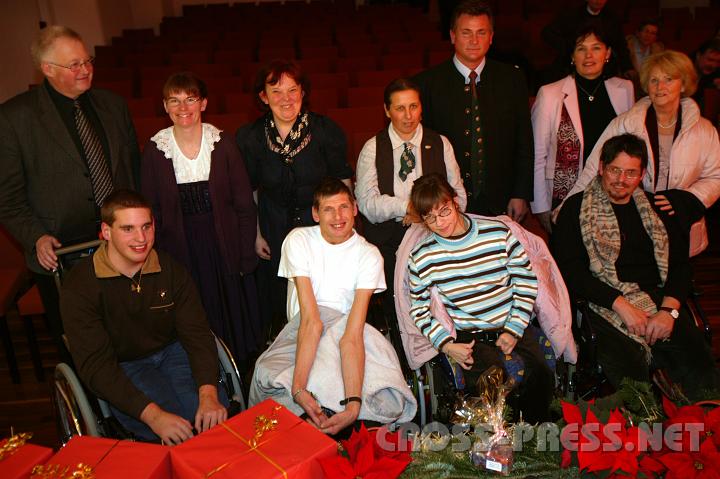 2007-12-16_19.01.02_01.jpg - Der Benifizveranstaltung wohnten nat�rlich auch von der Lebenshilfe Haag betreute Menschen bei.
v.l.n.r.,vorne:  Peter Pleichl,  Ernst Leitsberger, Elena Buchegger, Manfred Gerstmayr;   v.l.n.r., hinten:  Heinz Matzenberger (Leiter der Wohngruppe
Haag), Helga Birkner (LeHi Haag), Susanne Perndl (LeHi Haag), Brigitte Siakala (Mitarbeiterin, LeHi Haag),  Franz Losbichler (Gesch�ftsf�hrer der Fa. "Dehenhof"), Christa Lenze (Obfrau der "Lebenshilfe" Amstetten/Waidhofen), 
Frau Feigl ("Lebenshilfe" Obfrau Stellvertr.).