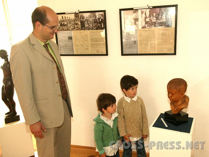 2008.06.08_11.08.23.JPG - Eines der Lieblingsmotive Zinners waren Kinder.  Clemens und Simon, die S�hne von Mag. Michael Wagner, bewundern ihresgleichen.