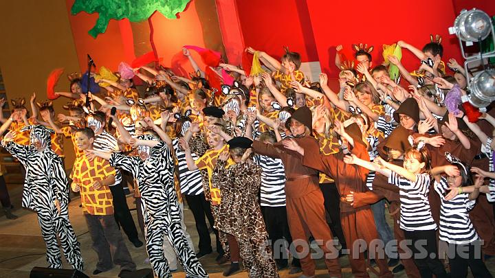 2008.06.12_16.08.51_01.jpg - Ohne Last der Vorurteile lebt's sich gl�cklicher.  Zebras, Giraffen und Erdm�nnchen vereint im gemischten Chor.
