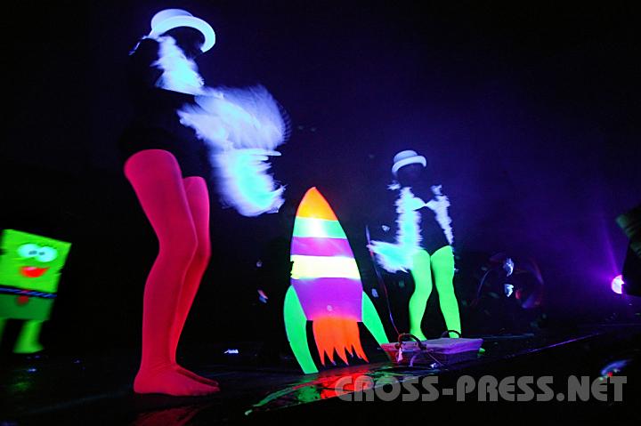 2008.10.31_22.25.20.JPG - Das grellbunte Leuchten der speziellen Neonkost�me und -Requisiten unter dem UV-Licht.