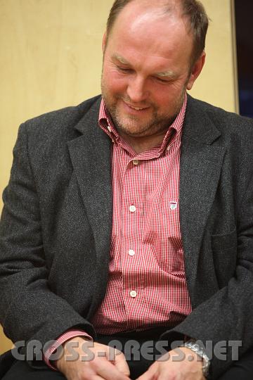 2009.10.21_21.14.06.jpg - Ernst Leitner vom Katholischen Bildungswerk organisierte gemeinsam mit dem Elternverein diesen Vortrag.