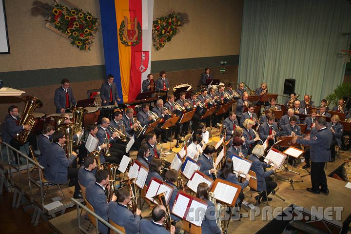 2009.10.25_20.51.43.jpg - In Top-Form zeigte sich der St.Peterer Musikverein unter der musikalischen Leitung der beiden Kpm. Leopold Sch�nauer und Robert Wieser in der voll besetzten Carl Zeller Halle.