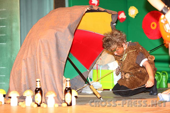 2010.06.26_20.01.42.jpg - Schlimmer Gnom vor seine H�hle.