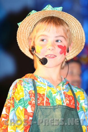2010.06.26_19.43.14.jpg - Manuel H�rndler spielt den G�rtner, der den Notenbaum mit D�nger versorgt.