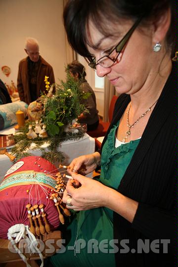 2010.11.28_11.54.08.jpg - Schwierig sieht das Kl�ppeln aus...Beim Adventmarkt im Schloss wird auch traditionelle b�rgerliche und b�uerliche Kultur vermittelt.