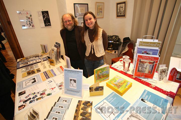 2010.11.28_12.12.28.jpg - Marion und Werner Franz Sch�rkl, das "Duo La Perla", ist ein "Neuzugang" und eine gro�e Kultur-Bereicherung des St.Peter Adventmarktes.  Neben anderer selbstkomponierter, bzw. bearbeiteter geistlicher, klassischer und volkst�mlicher Musik pr�sentierten sie eine "Christkindlmette" aus dem Steyrtal.