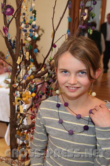 2010.11.28_13.16.14.jpg - Florentina als Model f�r den Filzkettenschmuck ihrer Mama Elfi Fehringer.