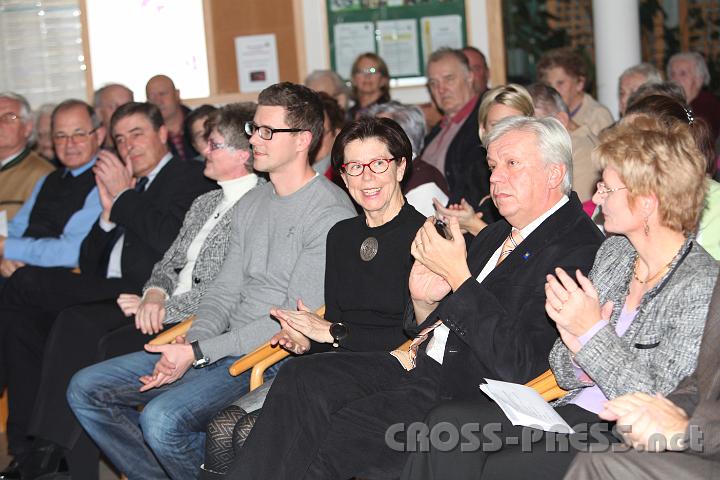 2011.12.22_16.08.19.jpg - In der 1. Reihe: Volksschuldirektorin Beate Heuras mit LAbg. Johann Heuras, Dr. Gertrud Groiss, und ganz links Pfarrer Anton Schuh.