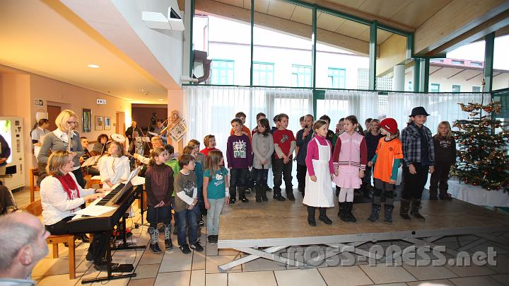 2011.12.22_16.20.52.jpg - In der großen Eingangshalle führten die 3. Klassen der VS das Weihnachtsspiel auf.