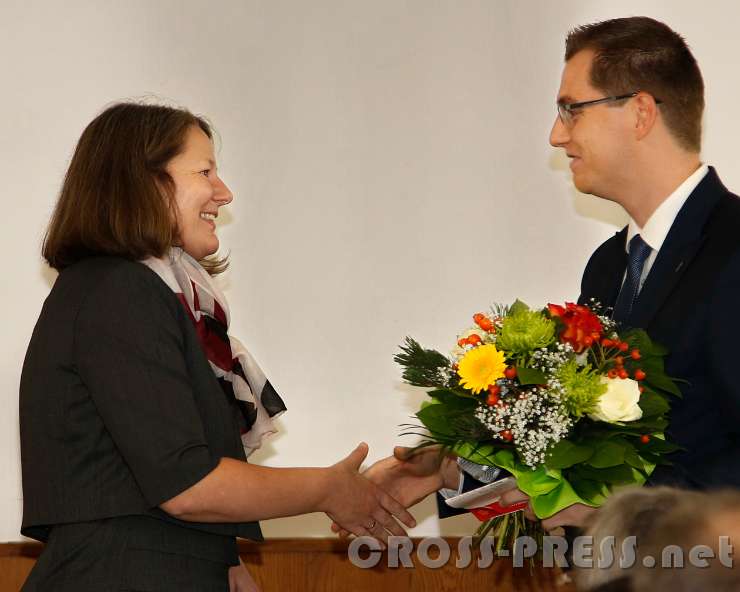 2015.10.18_11.25.36_20.JPG - Bgm. MMag. Johannes Heuras bedankt sich bei Prof. Helga Rumpl für ihrenEinsatz bei der Entstehung der neuen Öffentlichen Bücherei.