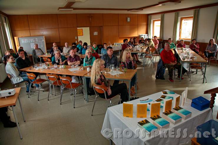 2016.03.05_15.11.51.jpg - Der Pfarrsaal war voll bei Regina Lidlgrubers Lesung.