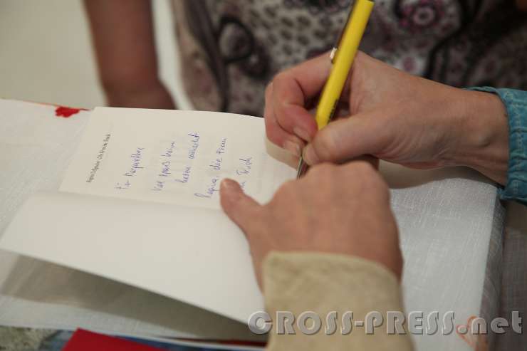 2016.03.05_15.57.02.jpg - Regina Lidlgruber beim Signieren ihres ersten Buches. Das zweite erscheint noch im März.