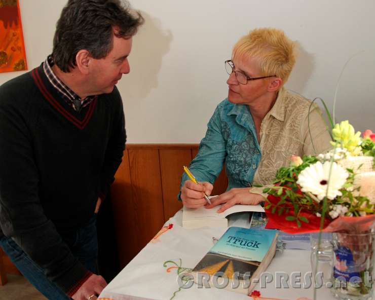 2016.03.05_16.02.30.jpg - Regina Lidlgruber mit Karl Rumpl, der selbst Erfahrung als Busfahrer hat.
