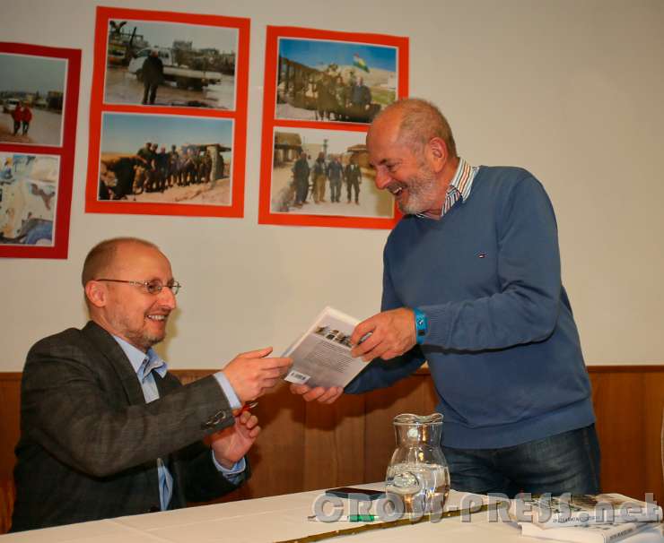 2017.04.07_20.22.50.jpg - Beim Signieren ...