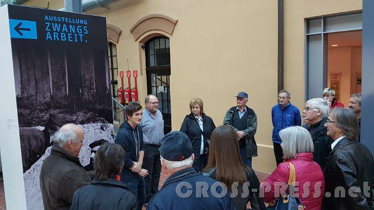 2016.10.29_09.11.49.jpg - Die St. Peterer Gruppe am Beginn der Ausstellung.