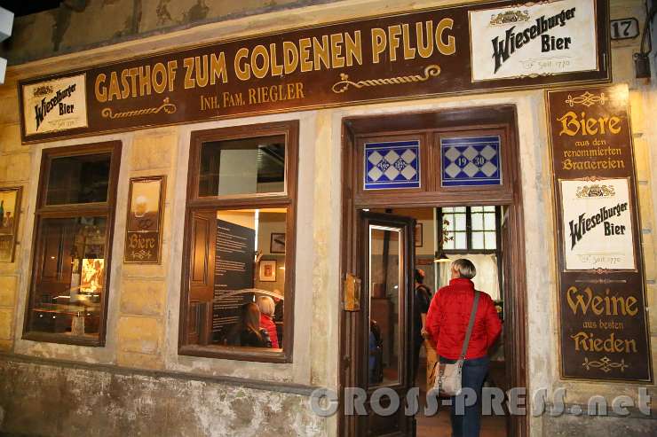 2016.10.29_09.44.08.jpg - Dieses Gasthaus-Original wurde in die Ausstellung integriert, weil es genau in die Zeit passt.