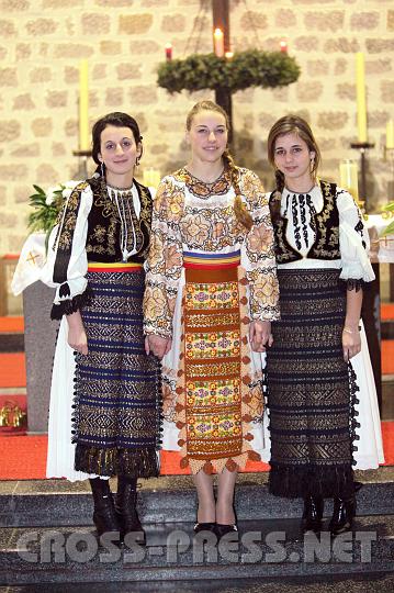 2009.12.19_19.05.50.jpg - Obwohl aus Siebenb�rgen halten Viorela und Adelina Ioia, sowie Adina Popa nichts von der aktuellen Vampir-Mode und Transsilvanien-Klischees.