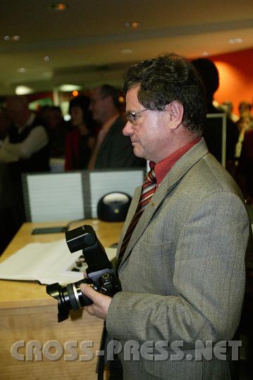 2008.11.14_20.49.21.JPG - Der "Hausherr" Josef Kornm�ller, Bankstellenleiter, als Reporter in eigener Sache.  ;)