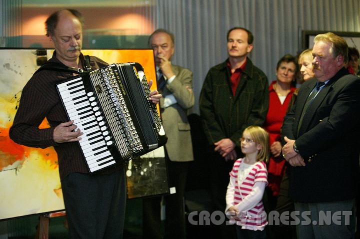 2008.11.14_20.54.45.JPG - Franz Hiesberger, der Bruder des Autors, trug mit starkem und gef�hlvollem Einsatz seine teils improvisierte Akkordeonmusik zum Kulturabend bei.