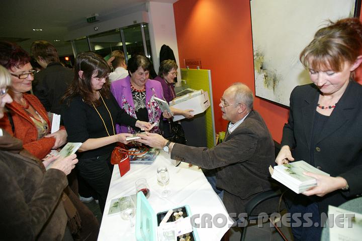 2008.11.14_22.02.34.JPG - Gro�er Andrang auf die "ausgedachten" Gedichte, die wie frische Semmeln weg gingen.  :)