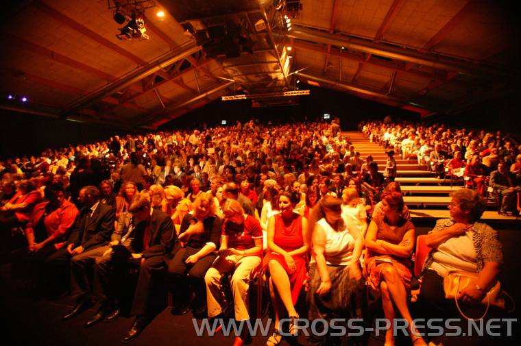 05.07.20_017 Volle Eishalle am Premierenabend