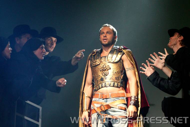 05.07.20_098 Die Menge redet Pilatus ein, er muss Jesus kreuzigen.