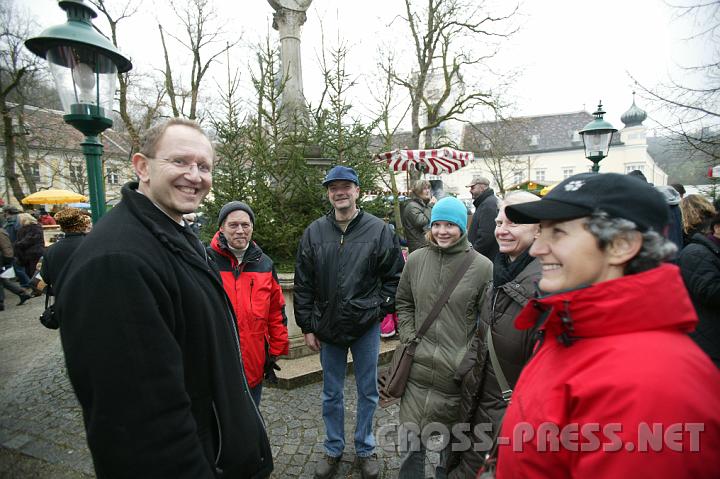 2008.12.13_12.48.31.JPG - P. Karl freut sich �ber die zahlreichen Besucher.