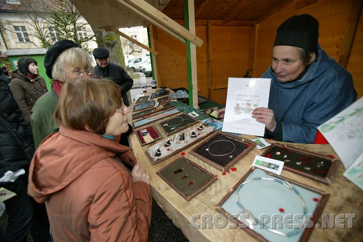 2008.12.13_13.35.57.JPG - Das Neue Testament auf einem "h�lzernen" USB-Stick, pr�sentiert von Schwester Damienne von der Eremitengemeinschaft des Hl. Chariton in Sallapulka.
