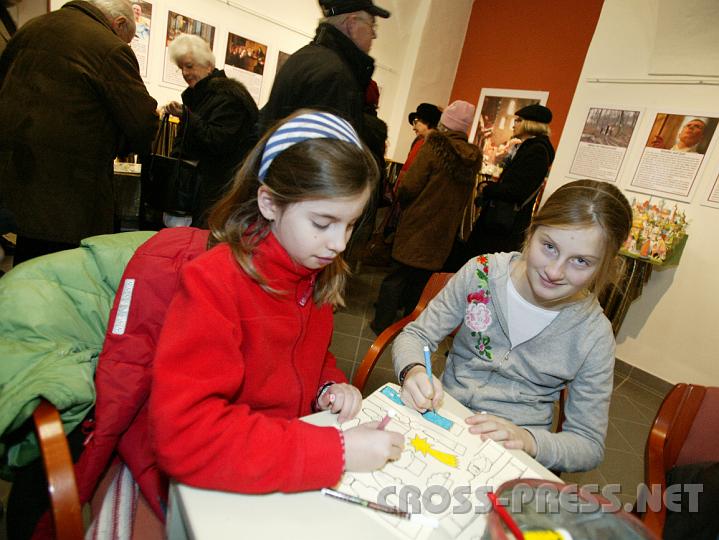 2008.12.13_14.29.46.JPG - Beim Krippenfiguren-Basteln mit P. Walter.