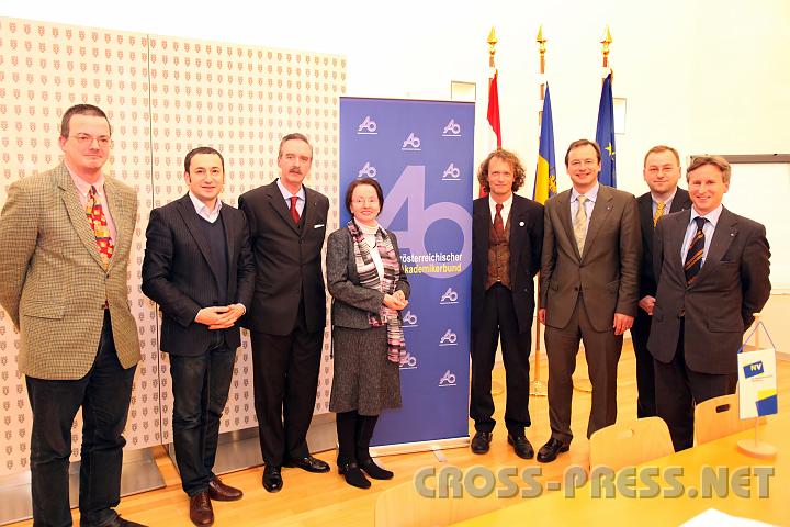 2009.03.17_21.30.06.jpg - Nach der konstruktiven Diskussion in respektvoller Atmosph�re (v.l.n.r.): Univ-Prof. Dr. Stefan Schima, Univ. Wien, Kirchenrecht;  Mag. Murat D�zel, Fachstelle f�r Integration der N� Landesakademie;  Prof. Dr. Heinrich Stark, Phil.Theol.Hochsch. St. P�lten;  Dr. Charlotte Ennser, Dir. Gymnasium d. Congregatio Jesu;  Dr. Erich Eder, Obmann AG-ATHE; LAbg. Dr. Martin Michalitsch, Obmann N� Akademikerbund;  Dr. Peter Pitzinger, Leiter des N� Familienreferats;  Dr. Walter Leiss, Landessekret�r des N� Akademikerbunds.