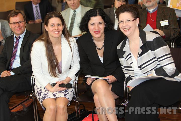 2010.03.22_10.16.37.jpg - v.l.n.r.: Michael Fritz, GF des Transferzentrums f�r Neurowissenschaften und Lernen der Universit�t Ulm; Mag.Alexandra Lugert, BundesGF des �.Familienbundes; LAbg. Andrea Gottweis, Pr�sidentin des �.Familienbundes; Christine Marek, Staatssekret�rin f. Wirtschaft, Familie und Jugend.