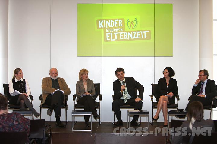 2010.03.22_13.21.16.jpg - Am Podium diskutierten: Mag.Christine Berendt, GF der Bernit GesmbH; Mag.Klaus Daubeck, Landesvorsitzender des Wiener Familienbundes; Dr.Martina Salomon, Ressortleiterin Innenpolitik "Die Presse"; Dr.Michael S�r�s, Landesschulinspektor f�r Wiener AHS; LAbg. Andrea Gottweis, Pr�sidentin des �. Familienbundes; Michael Fritz, GF des Transferzentrums f�r Neurowissenschaften und Lernen der Uni Ulm.