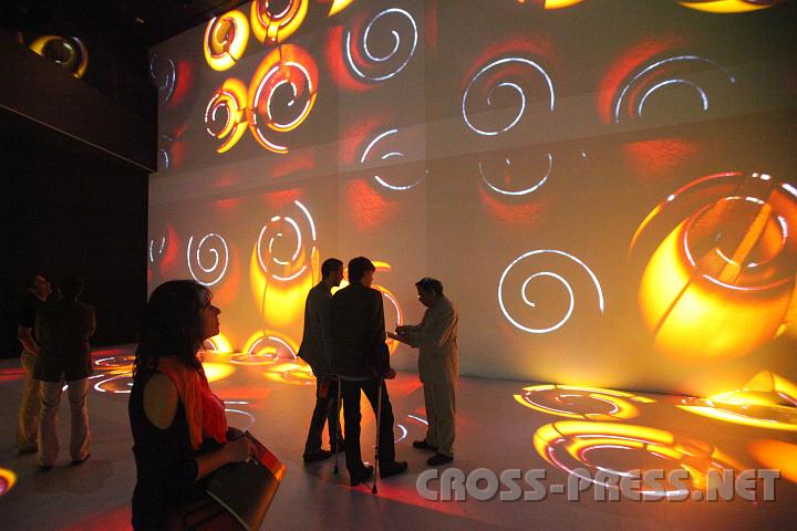 2010.07.01_21.25.55.jpg - Anschlie�end gab es eine bunte Raum-Farben-Show aus dem Archiv des "Deep Space", wobei auch Boden der benutzt wurde.  Damit misst die Projektionsfl�che 32x18m !