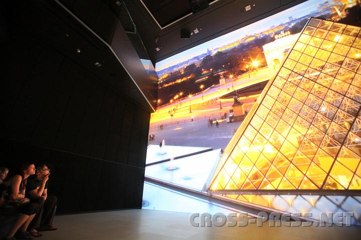 2010.07.01_20.04.09.jpg - "Paris-Match" war die erste der Reihe "Sichbares sichtbar machen", zu Begin wurde die Vorschau der weiteren Folgen, hier Louvre aus "Magic Moments".