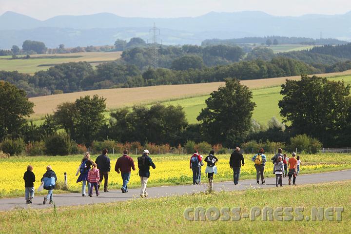 2010.09.19_14.24.11.jpg - Familienwandern bei herrlichem Fr�hherbstwetter �ber sanfte Voralpenh�gel mit Blick auf den "�tscher", den h�chsten Berg Nieder�sterreichs.