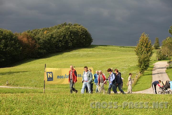 2010.09.19_16.18.04.jpg - Die Wanderroute f�hrte vom Haubiversum in Petzenkirchen �ber Fohra, Weinzierlberg, Obereichen, Kolm, Polln und den Pollner Berg wieder nach Petzenkirchen zur�ck.