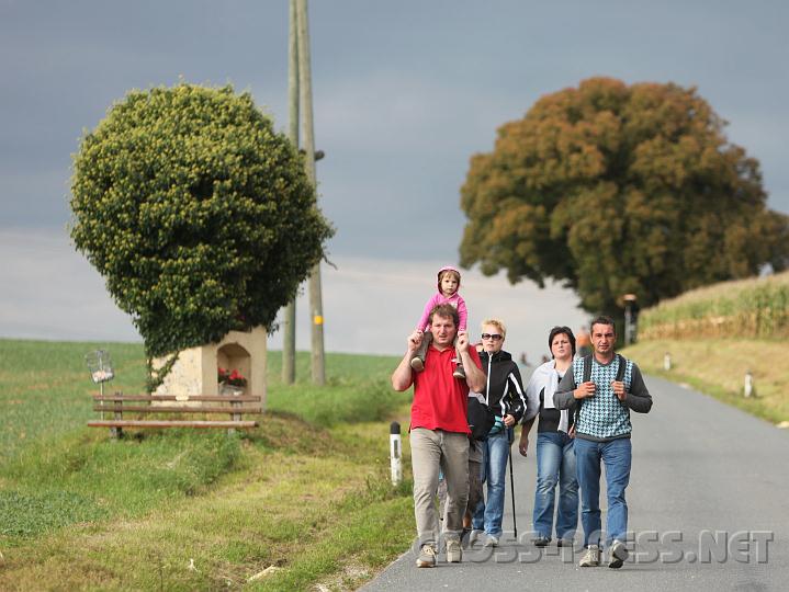 2010.09.19_16.31.23.jpg - Der Wanderweg f�hrte an zahlreichen f�rs Mostviertel typischen "Breitpfeilern" und Marterln vorbei.