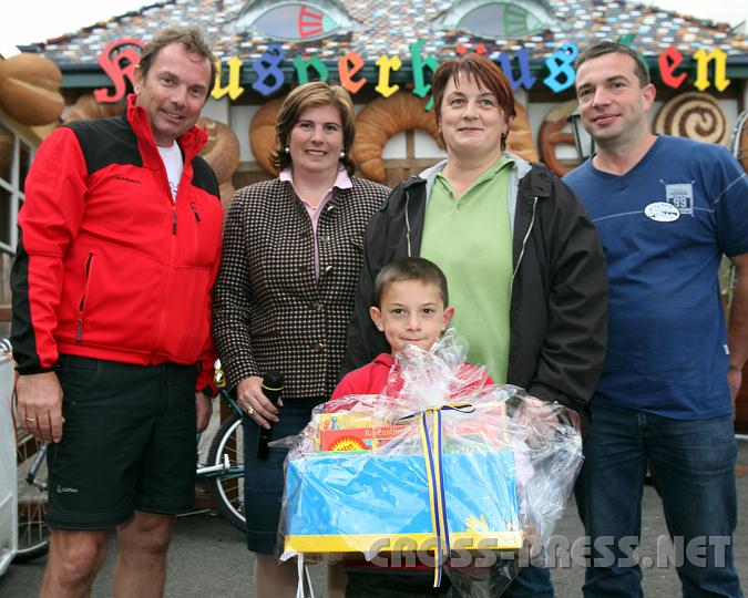 2010.09.19_17.32.58.jpg - Der kleine Gewinner des gro�en ersten Preises, Jakob Scheichlbauer mit Eltern (rechts), "Haubi's" Gesch�ftsf�hrer Anton Haubenberger und Moderatorin Bettina Pr�glh�f vom N�-Familienreferat.