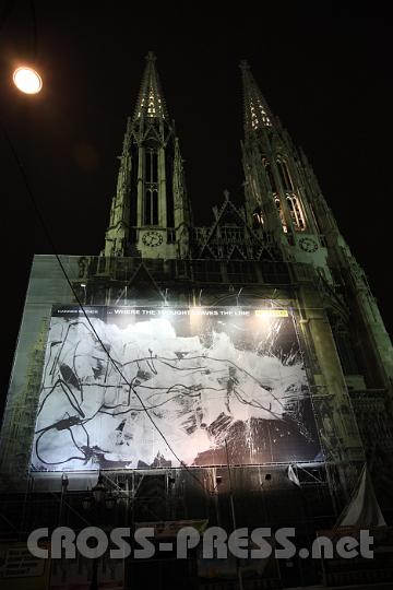 2013.03.17_18.50.06.jpg - Wegen der armen Asylanten die in der Kirch Asyl gesucht haben, hat man sich FÜRCHTBAR aufgeregt.  Aber wenn man wie hier auf der Kirche spuckt und speibt, dann regt sich keiner auf ...