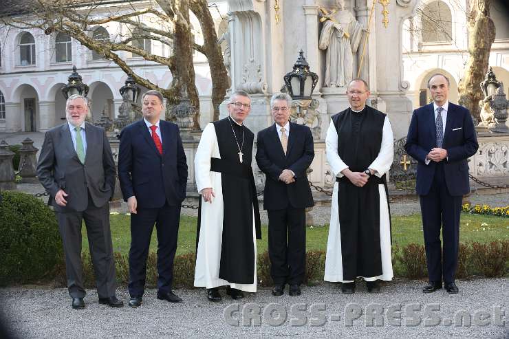 2014.03.27_08.25.14.jpg - Empfang im Stiftshof: Exminister Franz Fischler, Minister Andrä Rupprechter, Abt Maximilian Heim, Bundespräsident Heinz Fischer, Rektor P.Karl Wallner, Prinz Lorenz von Belgien.