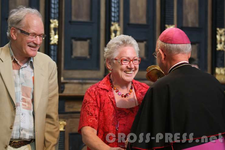 2016.09.04_16.29.18.JPG - Monika Kastner nimmt die Rose für Elisabeth Rötzer in Empfang.