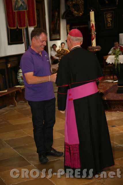2016.09.04_16.53.14.JPG - Bischof DDr. Klaus Küng überreicht Stefan Radinger die Friedensrose  - für die Passionsspielgemeinschaft Dorfstetten.