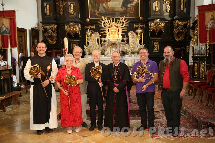 2016.09.04_17.17.30.JPG - Diözesanbischof DDr. Klaus Küng (Mitte) mit den Preisträgern (von links nach rechts): Pater Dr. Karl Wallner OCist, Monika und Martin Kastner, Pater Paul Maria Sigl,  Stefan Radinger und Initiator Pius Frank.