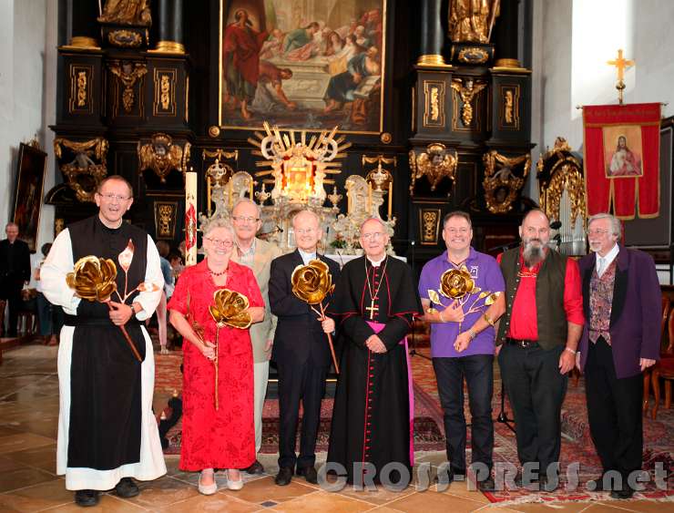 2016.09.04_17.18.34.c.JPG - Diözesanbischof DDr. Klaus Küng (Mitte) mit den Preisträgern (von links nach rechts): Pater Dr. Karl Wallner OCist, Monika und Martin Kastner, Pater Paul Maria Sigl,  Stefan Radinger und Initiator Pius Frank.